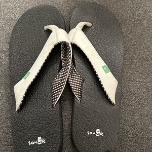Sanuk Women's Black and White Sandals